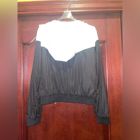 NWT Forever21 Hooded Zip-Up Windbreaker Jacket in Black and White Size Small - Picture 3 of 4